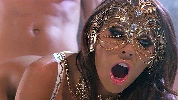 Жетілген ана ұлымен жыныстық қатынасқа түсуде (нақты кадрлар)