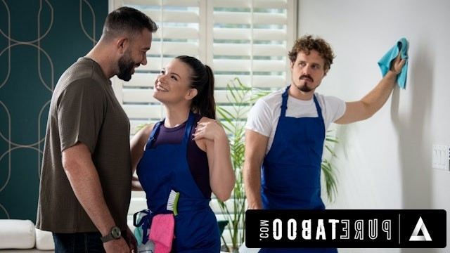 Аяғымен шұлық киген жалаңаш қыздардың суреттері тарап кетті